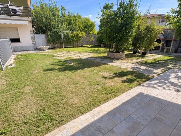appartamento in vendita a Massa in zona Marina di Massa
