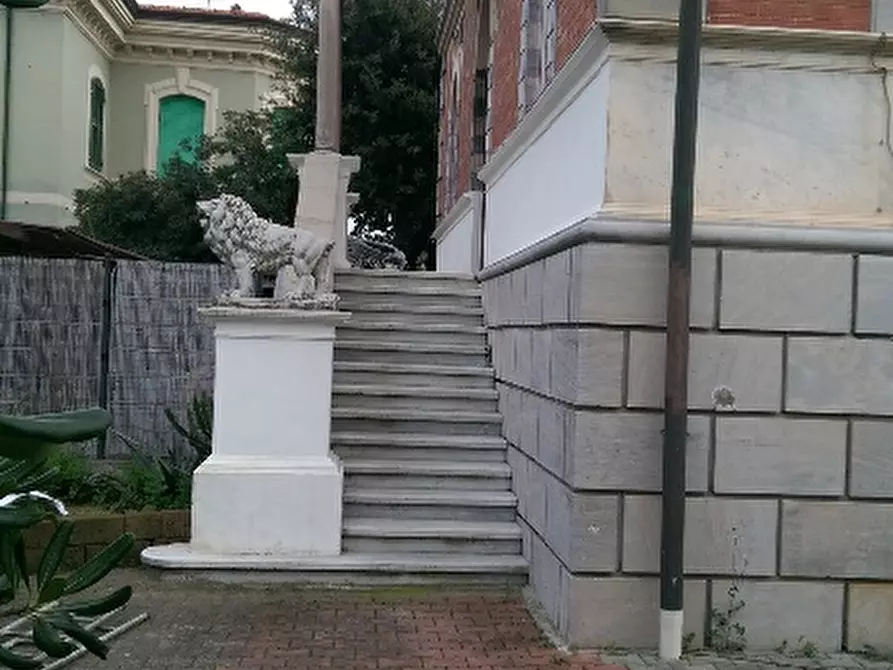 intera palazzina in vendita a Massa in zona Marina di Massa