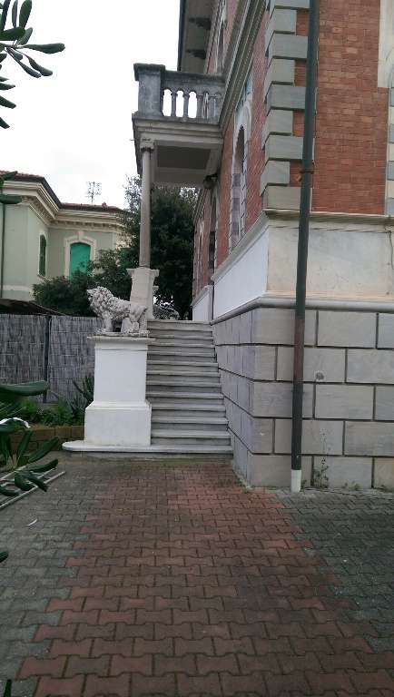 intera palazzina in vendita a Massa in zona Marina di Massa