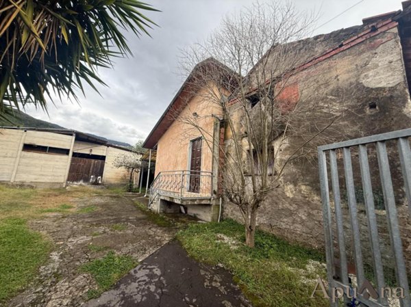 casa indipendente in vendita a Massa
