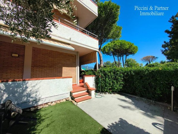appartamento in vendita a Massa in zona Marina di Massa