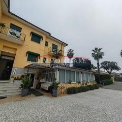 ufficio in vendita a Massa in zona Marina di Massa