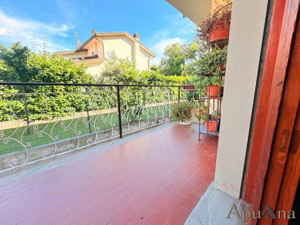 appartamento in vendita a Massa in zona Marina dei Ronchi