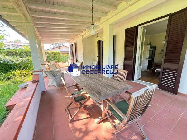 casa indipendente in vendita a Massa in zona Marina dei Ronchi