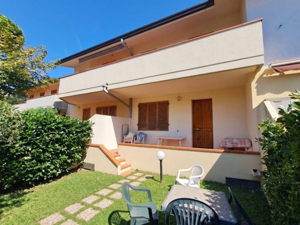 appartamento in vendita a Massa in zona Marina dei Ronchi