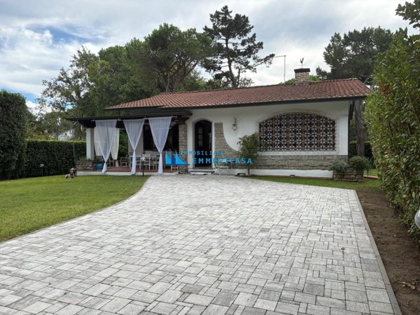 casa indipendente in vendita a Massa in zona Poveromo