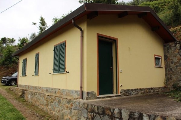 casa indipendente in vendita a Massa