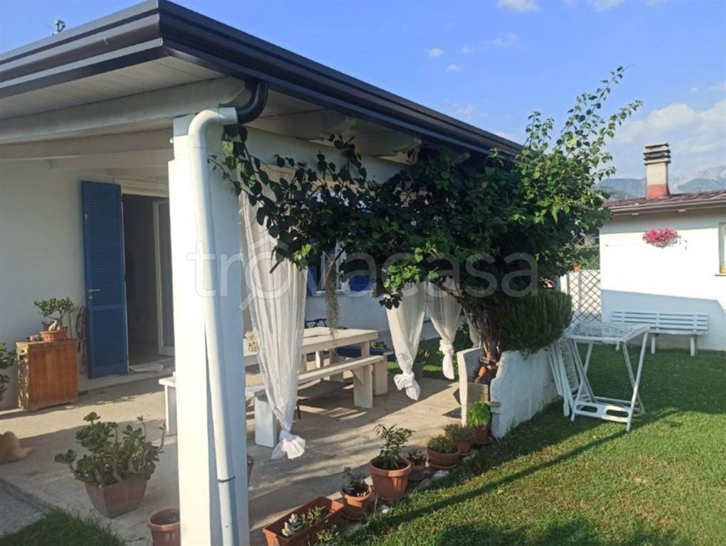 casa indipendente in vendita a Massa in zona Romagnano