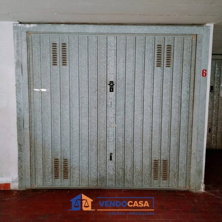 box auto in vendita a Massa in zona Marina di Massa