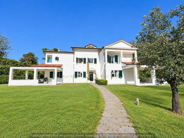 casa indipendente in vendita a Massa in zona Marina di Massa