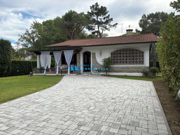 casa indipendente in vendita a Massa in zona Poveromo