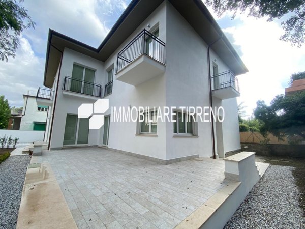 casa indipendente in vendita a Massa in zona Marina di Massa