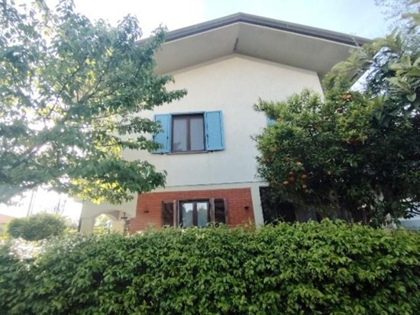 casa indipendente in vendita a Massa