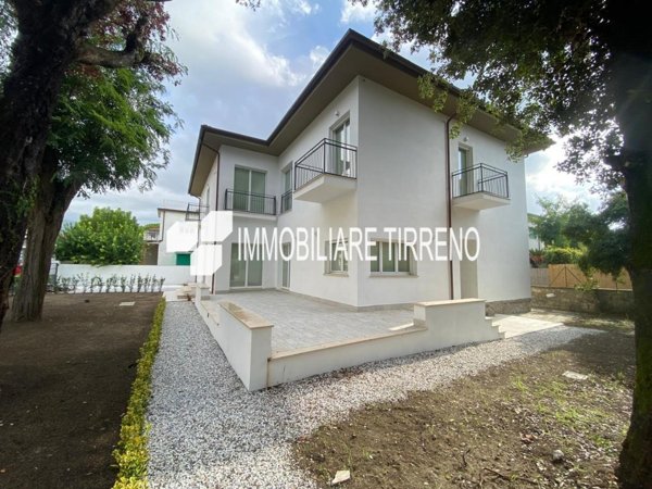casa indipendente in vendita a Massa in zona Marina di Massa