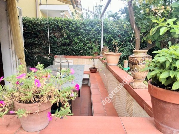 casa indipendente in vendita a Massa in zona Marina di Massa