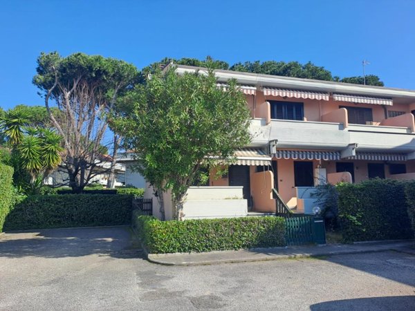 casa indipendente in vendita a Massa in zona Marina di Massa