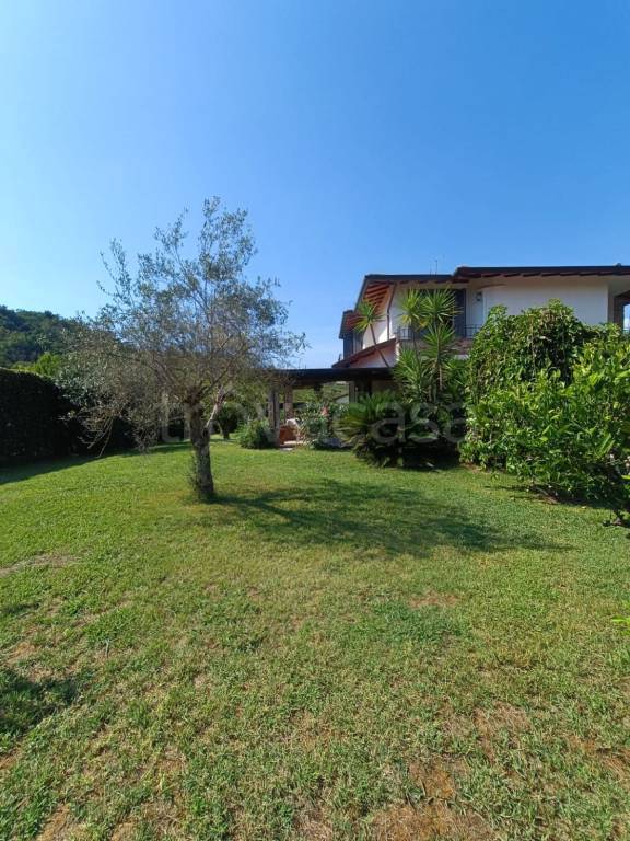casa indipendente in vendita a Massa in zona Romagnano