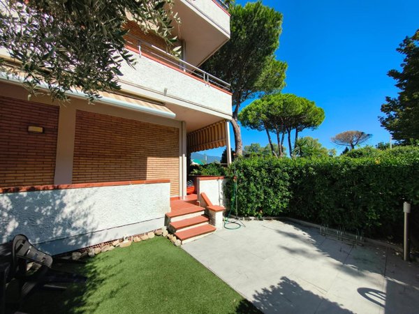 appartamento in vendita a Massa in zona Marina dei Ronchi