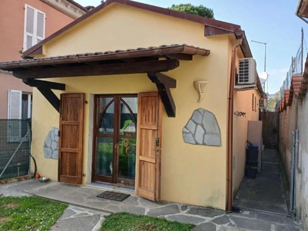 casa indipendente in vendita a Massa