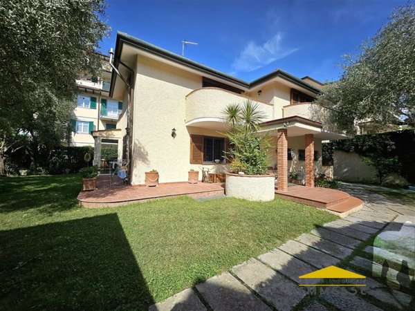casa indipendente in vendita a Massa in zona Centro Storico