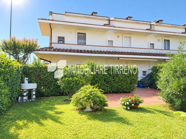 casa indipendente in vendita a Massa in zona Marina di Massa