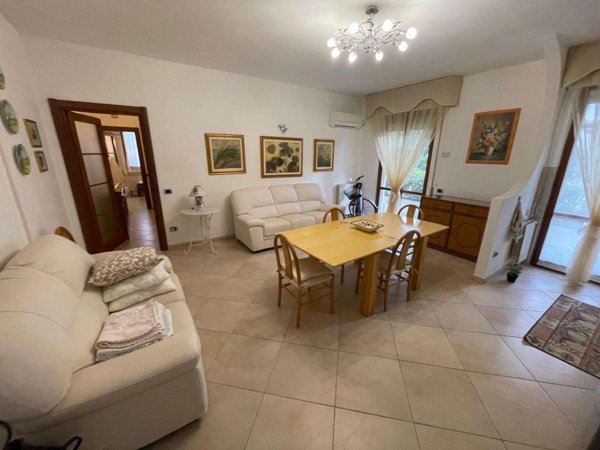 appartamento in vendita a Massa in zona Marina dei Ronchi