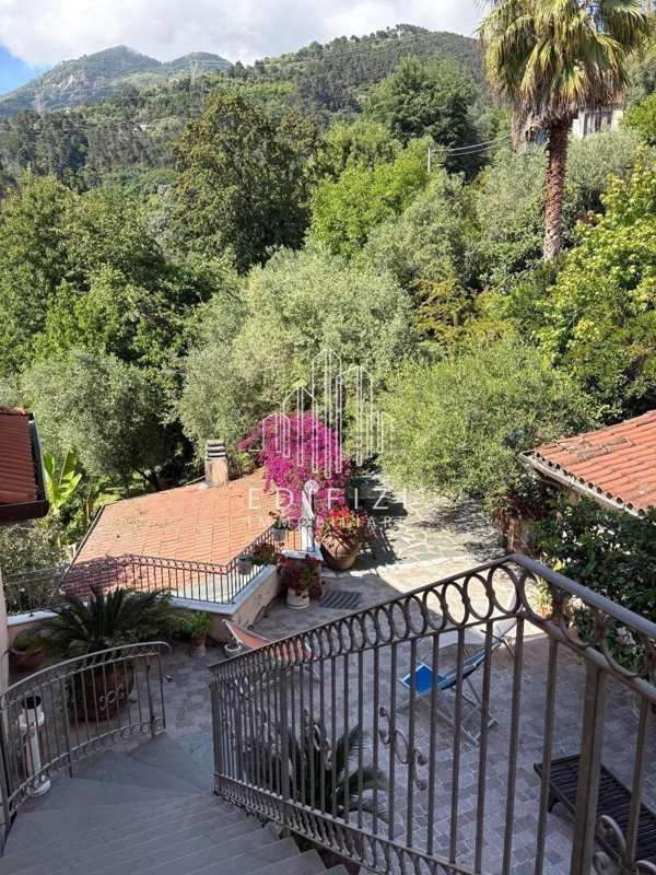 casa semindipendente in vendita a Massa