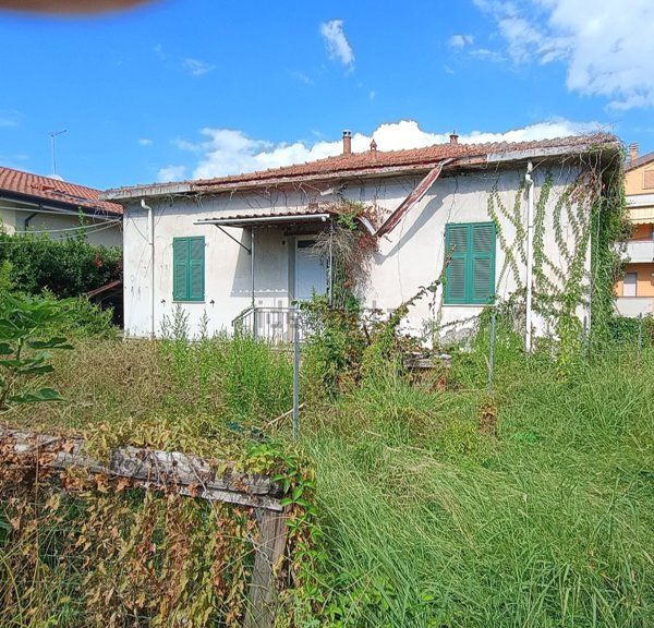 casa indipendente in vendita a Massa in zona Marina di Massa