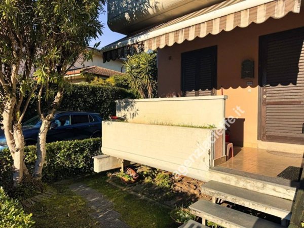 casa indipendente in vendita a Massa in zona Marina di Massa
