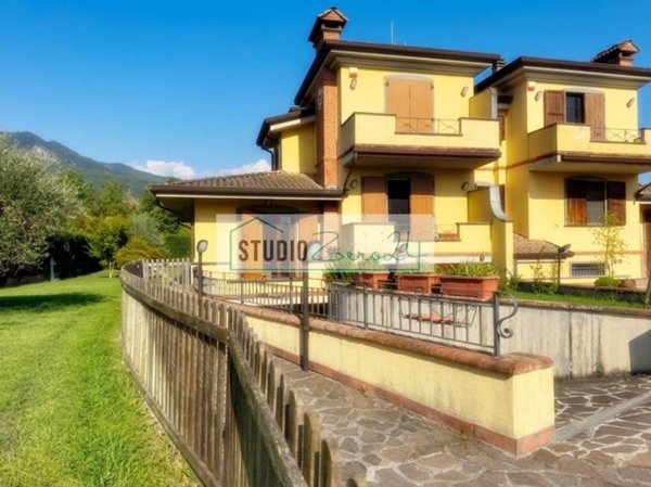 casa indipendente in vendita a Massa in zona Romagnano