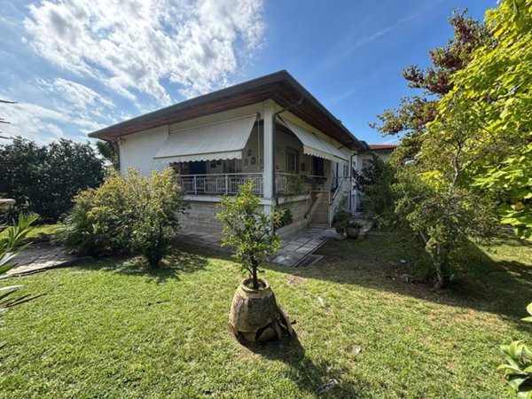 casa indipendente in vendita a Massa in zona Centro Storico