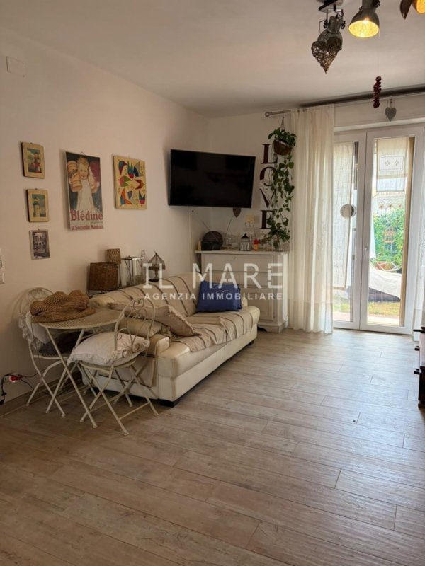 appartamento in vendita a Massa in zona Marina di Massa
