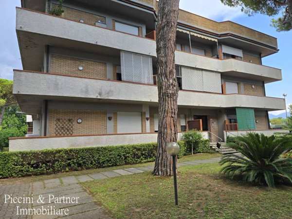 appartamento in vendita a Massa in zona Marina di Massa