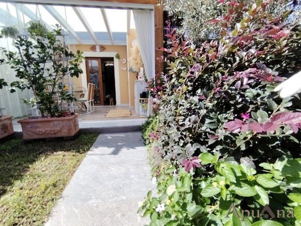 casa indipendente in vendita a Massa in zona Marina di Massa