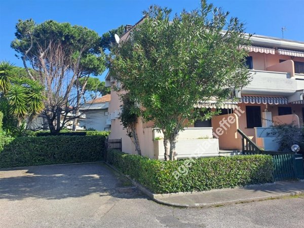 casa indipendente in vendita a Massa in zona Marina di Massa