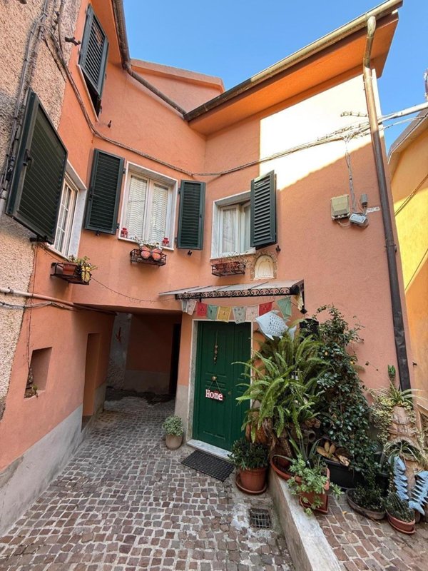 casa indipendente in vendita a Massa in zona Altagnana