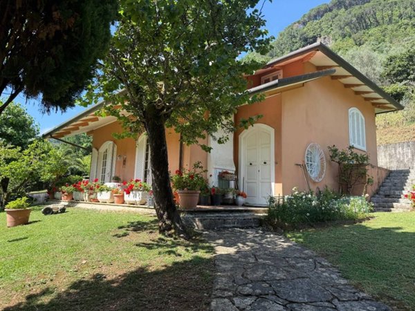 casa indipendente in vendita a Massa in zona Mirteto