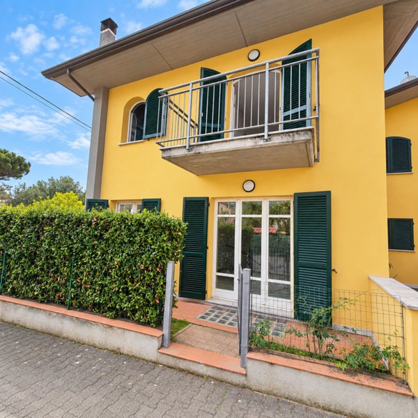 casa indipendente in vendita a Massa in zona Quercioli