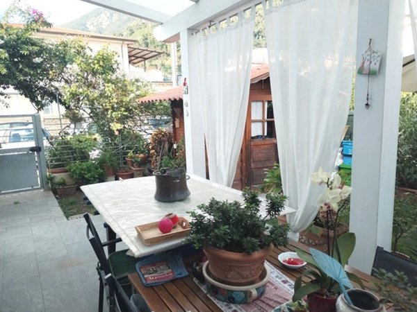 casa indipendente in vendita a Massa