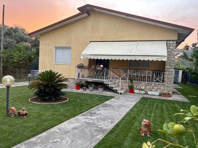 casa indipendente in vendita a Massa