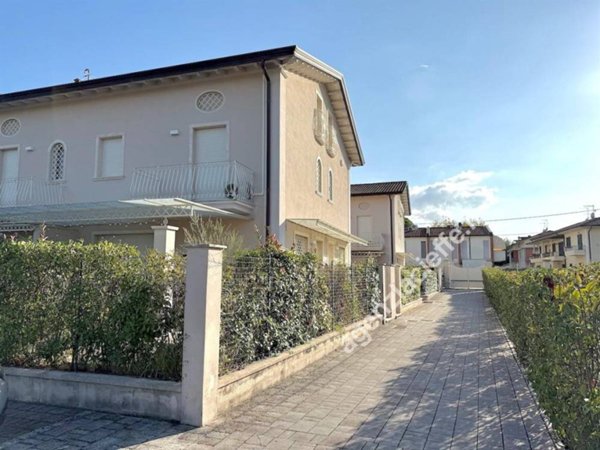 casa indipendente in vendita a Massa in zona Marina dei Ronchi