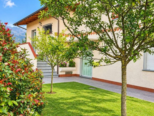 casa indipendente in vendita a Massa in zona Romagnano