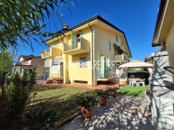 casa indipendente in vendita a Massa in zona Marina di Massa