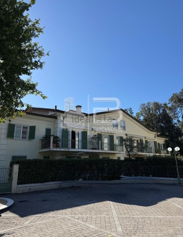 appartamento in vendita a Massa in zona Marina dei Ronchi