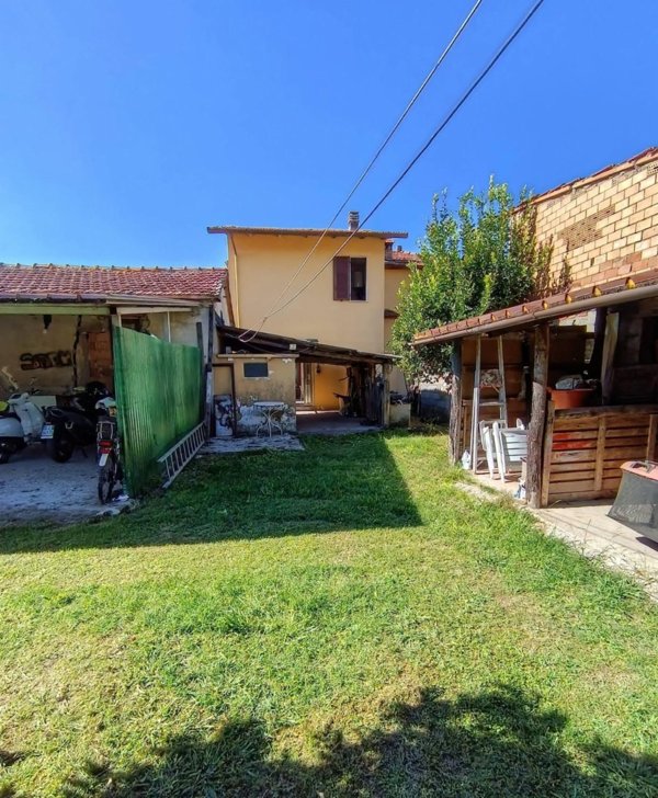 casa indipendente in vendita a Massa in zona Quercioli