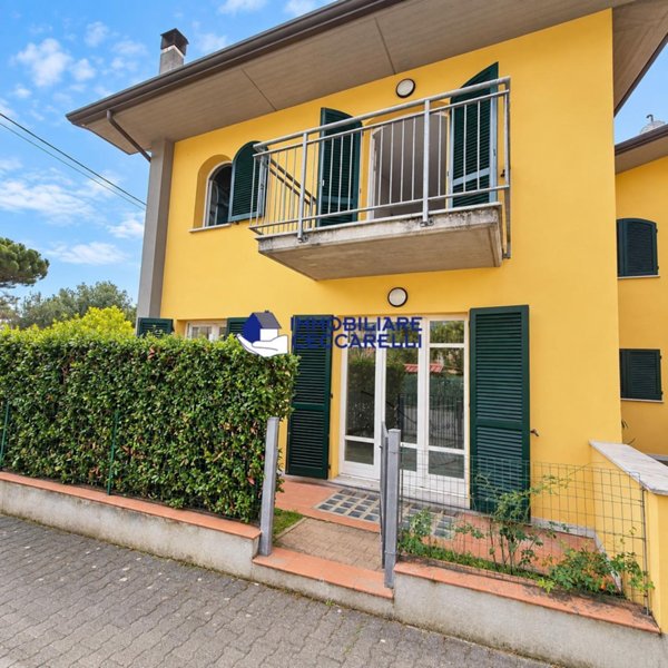 casa indipendente in vendita a Massa in zona Quercioli