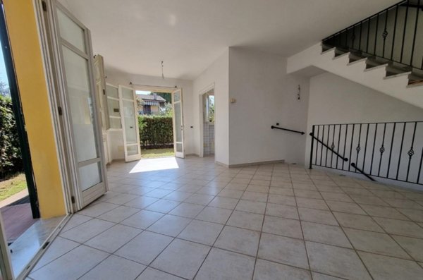 casa indipendente in vendita a Massa in zona Quercioli