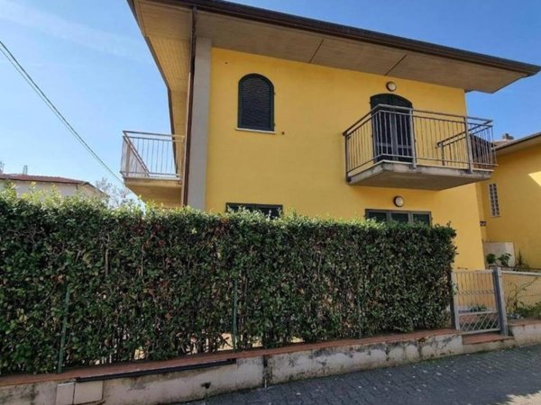 casa indipendente in vendita a Massa in zona Quercioli