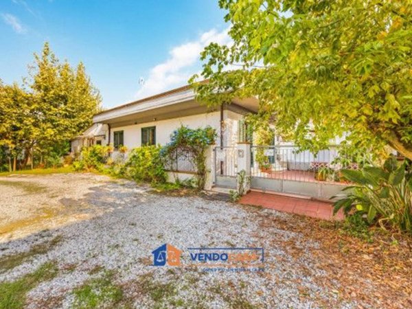 casa indipendente in vendita a Massa