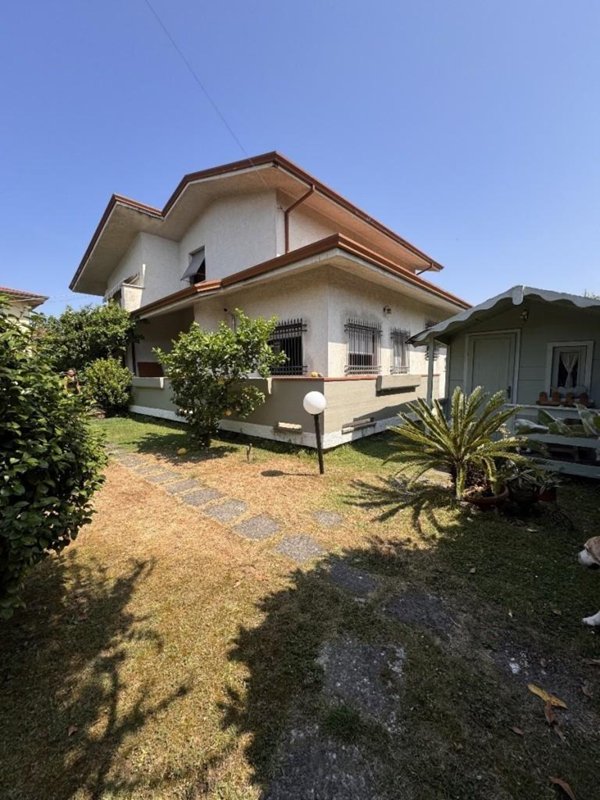 casa indipendente in vendita a Massa in zona Marina dei Ronchi